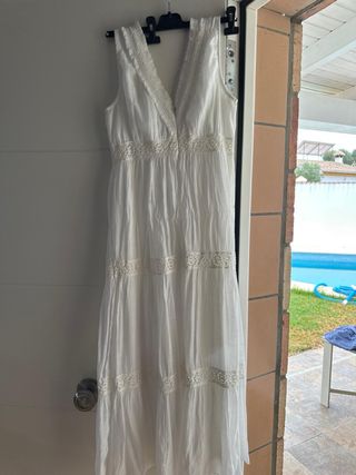 Vestido blanco largo, escote pico