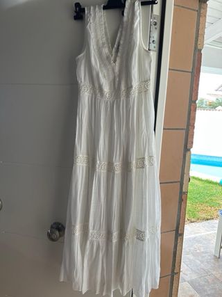 Vestido blanco largo, escote pico