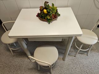 Mesa cocina blanca + 3 taburetes
