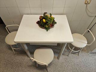 Mesa cocina blanca + 3 taburetes