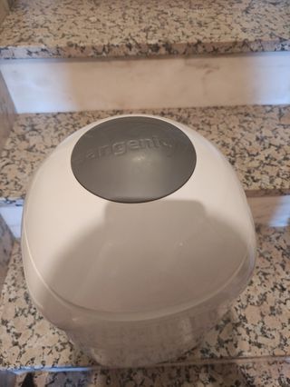 Papelera pañales bebé. Marca Sangenic 
