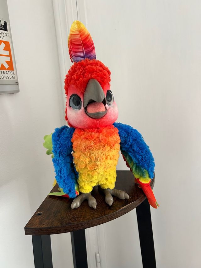 Loro FurReal funciona perfecto tiene pilas