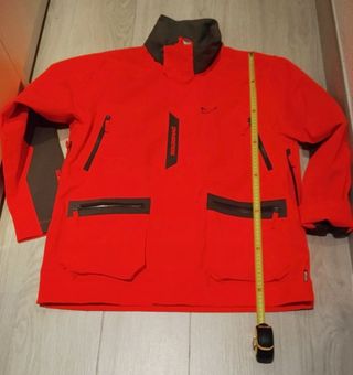 Chaqueta roja y negra