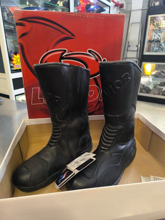BOTAS MOTO MARCA LEVIOR NUEVAS CON DESPERFECTO