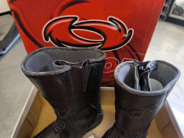 BOTAS MOTO MARCA LEVIOR NUEVAS CON DESPERFECTO