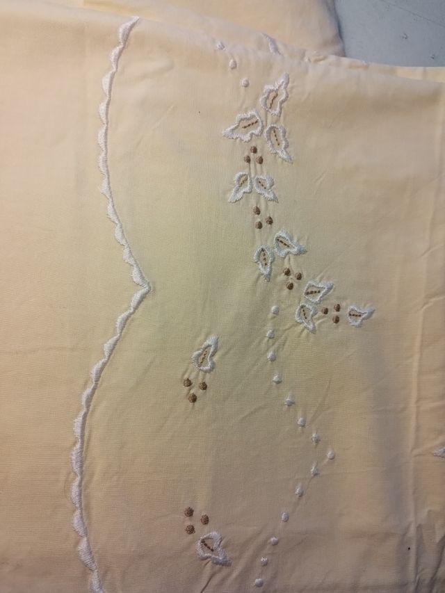 Sábanas Beige Bordadas - Algodón