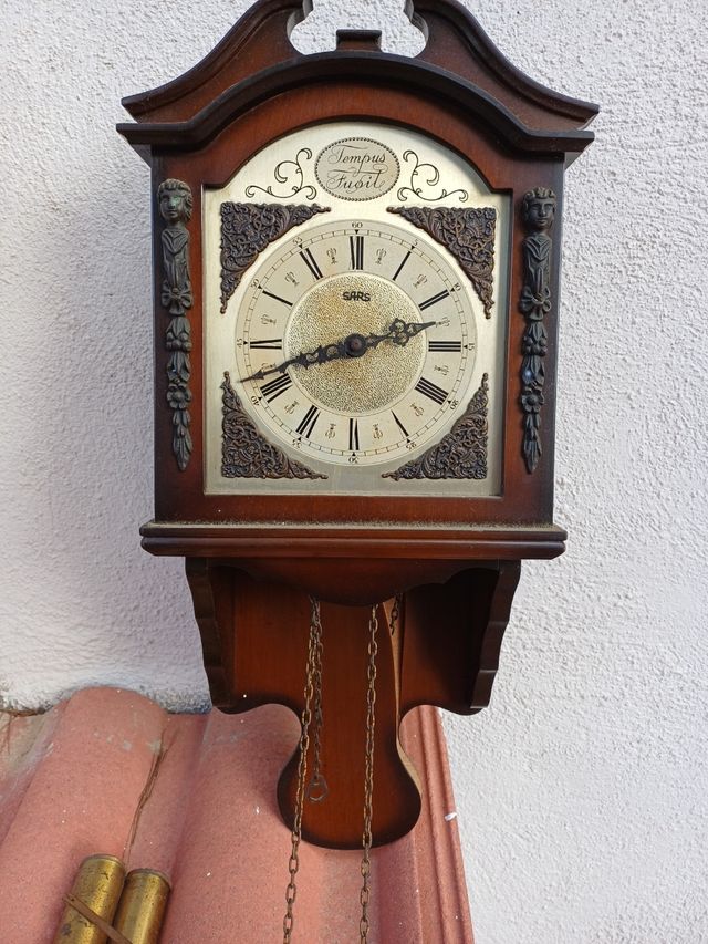 Reloj de pared antiguo Sars