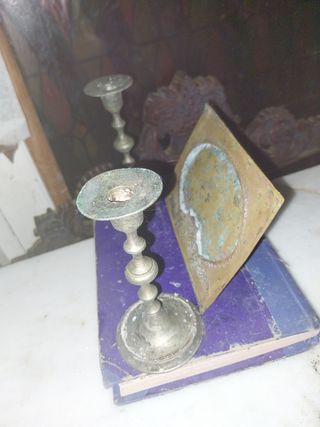 Lote Marco dorado  candelabros libro antiguedades