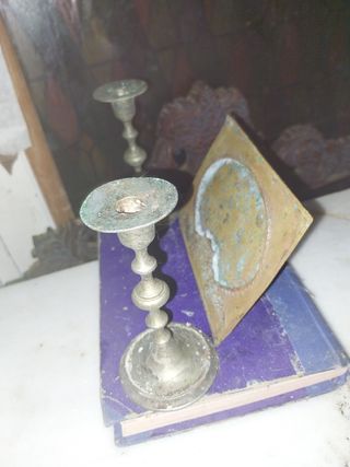 Lote Marco dorado  candelabros libro antiguedades
