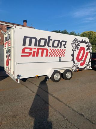 Remolque cerrado porta coches de doble eje