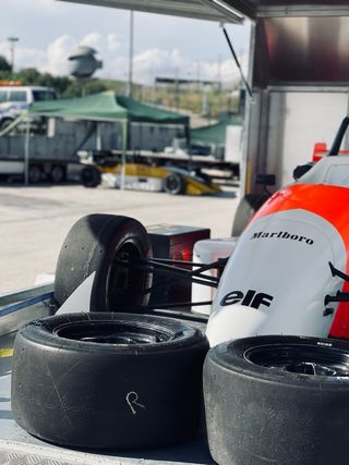 Remolque cerrado porta coches de doble eje