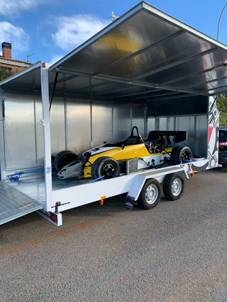 Remolque cerrado porta coches de doble eje