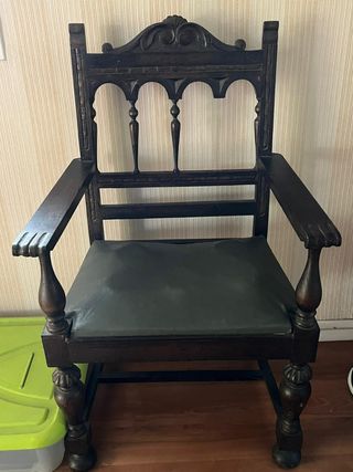 Dos Sillas madera antigua con reposabrazos.