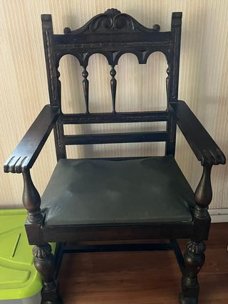 Dos Sillas madera antigua con reposabrazos.