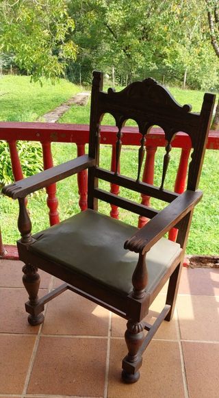 Dos Sillas madera antigua con reposabrazos.