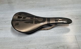 Sillín Fabric Flat Pro Team carbono 142 Cannondale