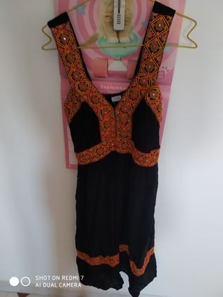 Vestido negro bordado multicolor