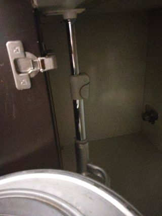 Sistema di supporto angolare italiano per mobili