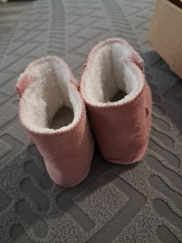 Botitas de bebé de ante rosa