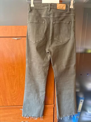 Pantalones campana Stradivarius 36