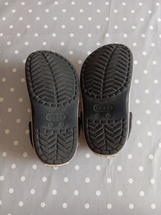 Crocs infantiles negros c/ charms