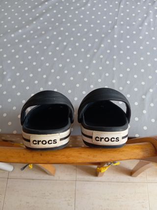 Crocs infantiles negros c/ charms