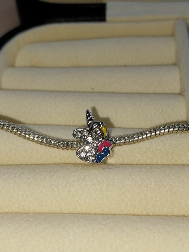 Três Pendentes unicórnio