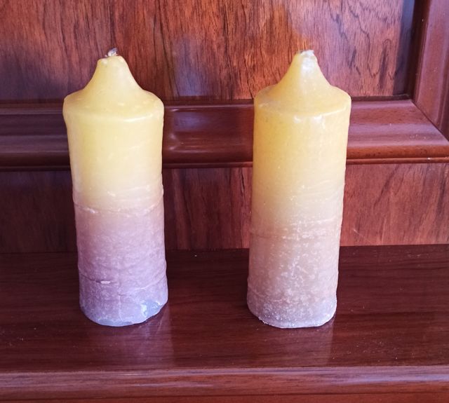 2 Velas marrones y amarillas