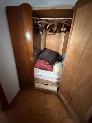 Armario antiguo de madera