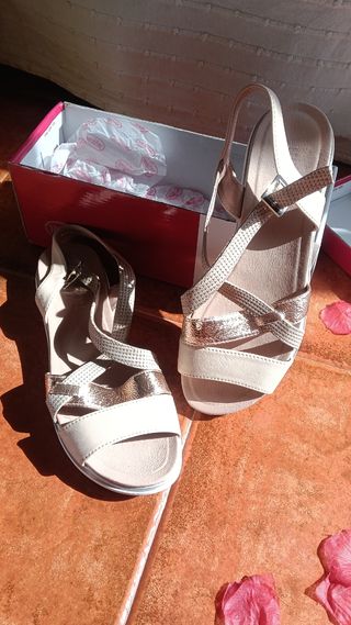Sandalias beige y doradas