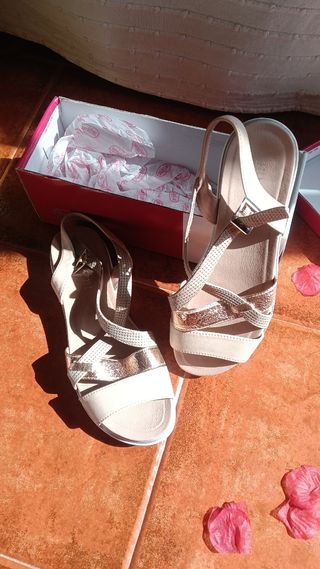 Sandalias beige y doradas