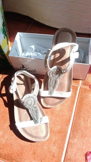 Sandalias Saik blancas con pedrería