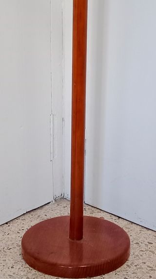 Perchero de madera marrón