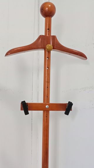 Perchero de madera marrón