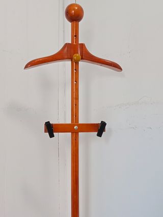Perchero de madera marrón