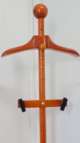 Perchero de madera marrón