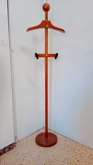 Perchero de madera marrón