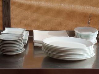 Vajilla completa: tazas, platos, copas y menaje