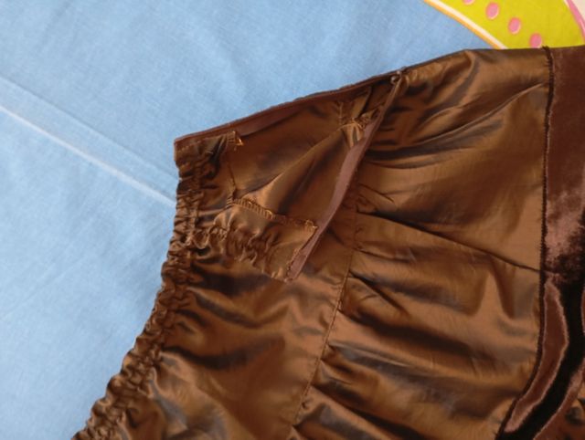 Falda plisada marrón