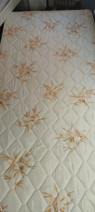 Colchón individual usado - estampado floral