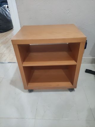 Mesa auxiliar de madera con ruedas