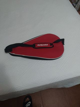 BULLPADEL: bolso + funda pala de regalo