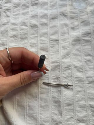 Tornillo con rosca y arandela y fresa de recubrimi