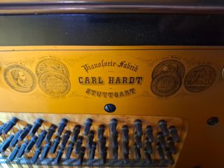Piano lacado negro / Carl Hardt