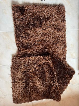 2 Alfombras Shaggy marrones y naranjas.