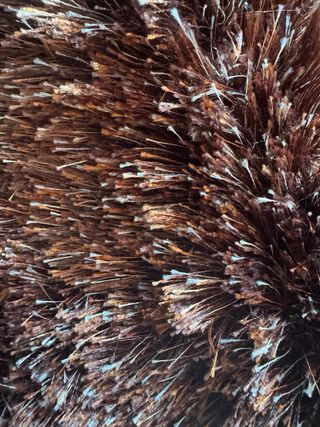 2 Alfombras Shaggy marrones y naranjas.