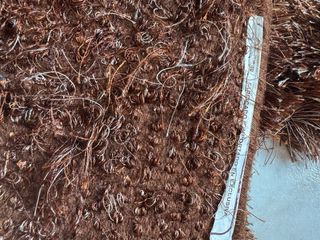 2 Alfombras Shaggy marrones y naranjas.