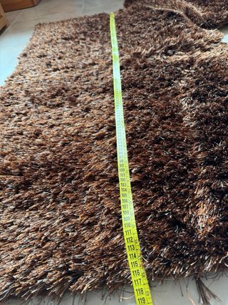 2 Alfombras Shaggy marrones y naranjas.