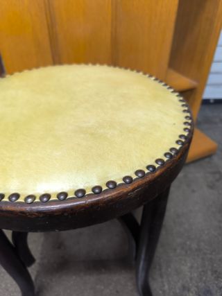 Taburete antiguo de madera.