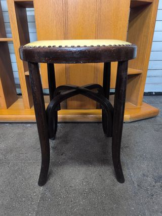 Taburete antiguo de madera.